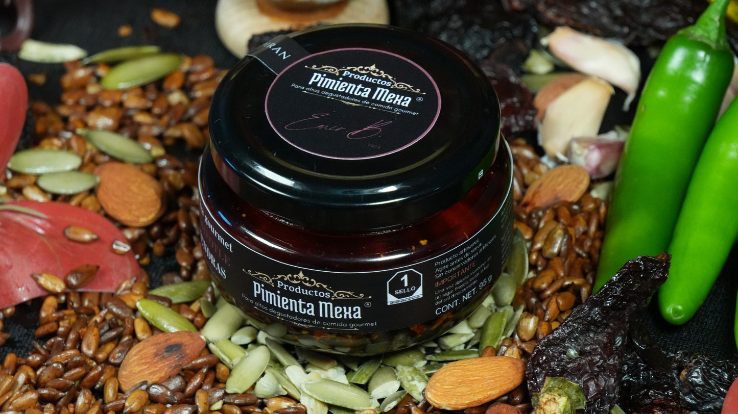 Salsa macha gourmet de chile chipotle con almendras